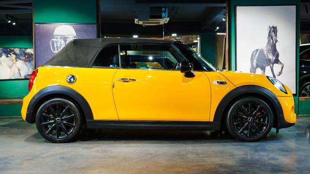 https://images10.gaadi.com/usedcar_image/4588809/original/8d7bd19535d87432f8fa4b7f7336895e.jpeg?imwidth=6401