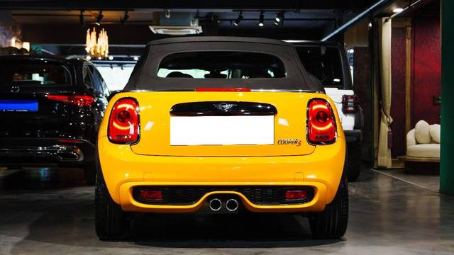 https://images10.gaadi.com/usedcar_image/4588809/original/processed_35bcafb625ec0c2e3d9a268981bd303e.jpeg?imwidth=6402