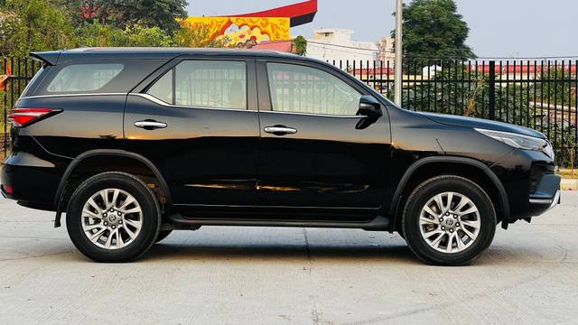 https://images10.gaadi.com/usedcar_image/4588898/original/processed_79ff44336519f076a8fc359c10fc2c3c.jpg?imwidth=6401