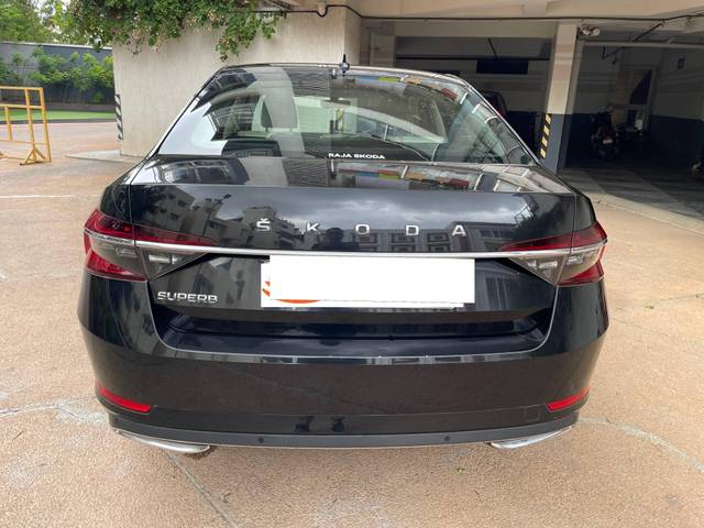 https://images10.gaadi.com/usedcar_image/4588908/original/processed_183bd9b2bc3306b72fa7e3c57739c199.jpeg?imwidth=6402