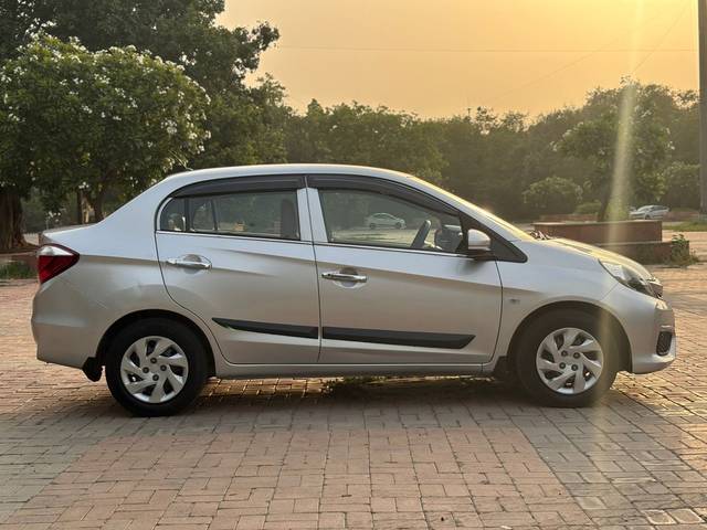 https://images10.gaadi.com/usedcar_image/4588930/original/864da56de90d9e46764bcff20245cdb1.jpg?imwidth=6401