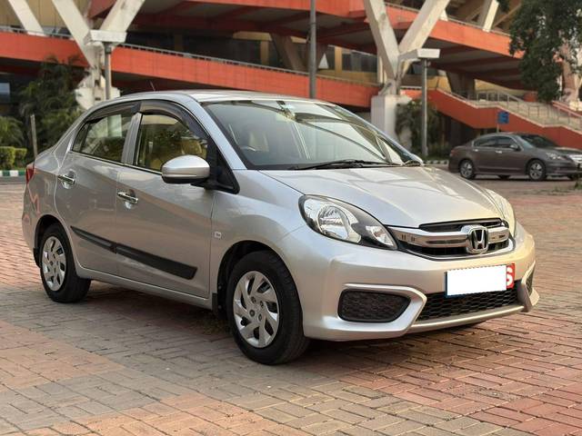 https://images10.gaadi.com/usedcar_image/4588930/original/processed_050a8f1c09c4f8d46880d4fe3a12db2c.jpg?imwidth=6400