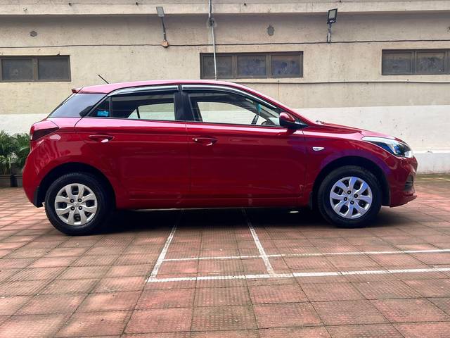 https://images10.gaadi.com/usedcar_image/4588932/original/a10a27ce4c24d6a8bfe9a9a462a79e1a.jpeg?imwidth=6401