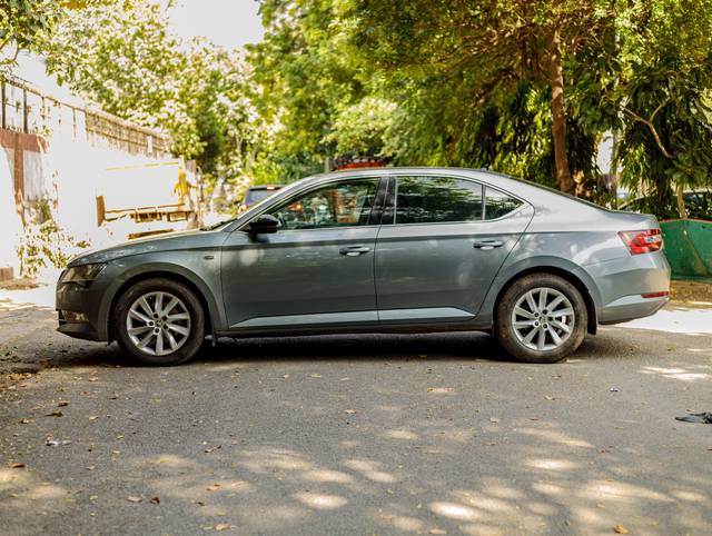 https://images10.gaadi.com/usedcar_image/4588940/original/da2c9d9565fbb7a444f1b809c10e0a51.jpg?imwidth=6402