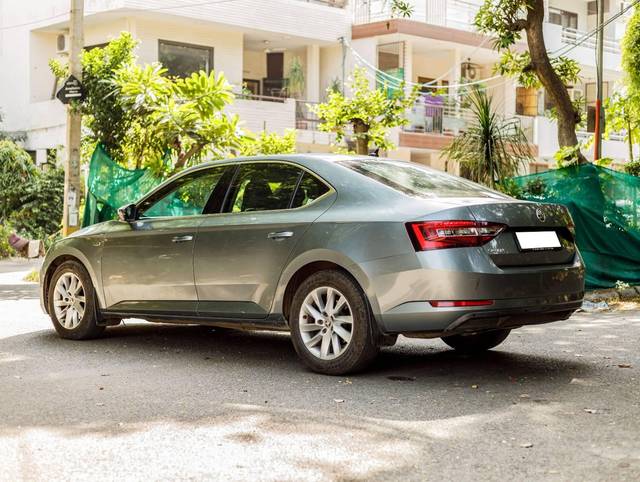 https://images10.gaadi.com/usedcar_image/4588940/original/processed_a26636b60262861ca63f570ae9db8326.jpg?imwidth=6401