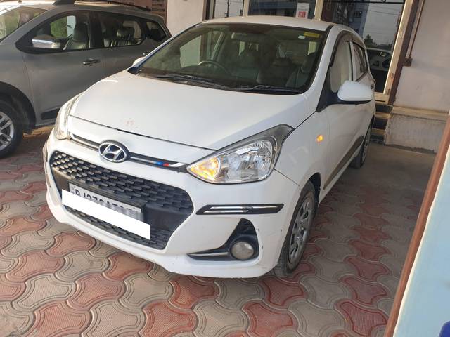 https://images10.gaadi.com/usedcar_image/4589008/original/processed_7442765a0c6f97ccbb66e40e566bbf5a.jpg?imwidth=6402