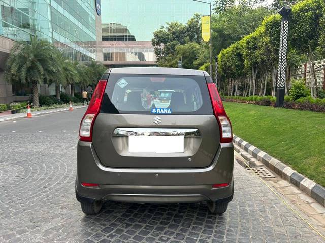 https://images10.gaadi.com/usedcar_image/4589019/original/processed_8c6e49dbfcba27dcc2675a36f3c1ac32.jpeg?imwidth=6402