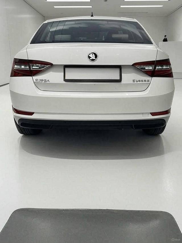 https://images10.gaadi.com/usedcar_image/4589072/original/processed_f5ac107c5cde783efbea83b67766098d.jpeg?imwidth=6402