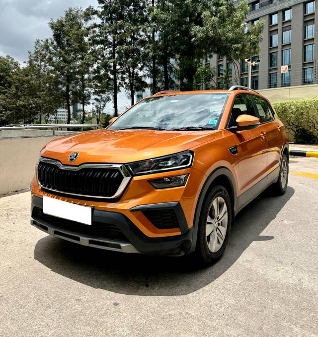 https://images10.gaadi.com/usedcar_image/4589165/original/processed_8c19b22168aeb059cf088d2f1812d1fb.jpg?imwidth=6400