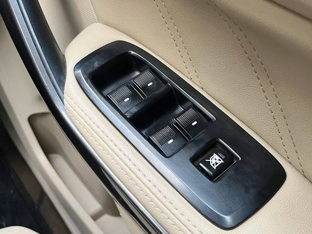 https://images10.gaadi.com/usedcar_image/4589169/original/fd664d96ce8c4b51341b61f674988110.jpg?imwidth=6402