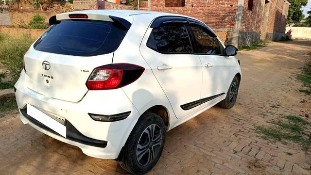 https://images10.gaadi.com/usedcar_image/4589170/original/processed_c7ab31ee-0126-47ed-86ba-66c32aacc025.jpg?imwidth=6401