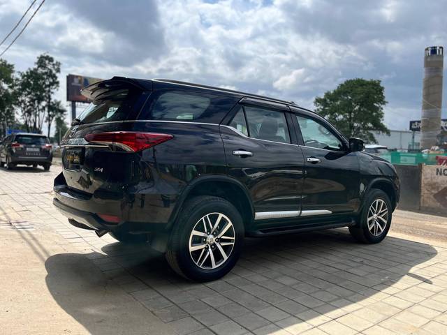 https://images10.gaadi.com/usedcar_image/4589173/original/processed_2cea3af4dc57e75745a04271513048c2.jpg?imwidth=6401