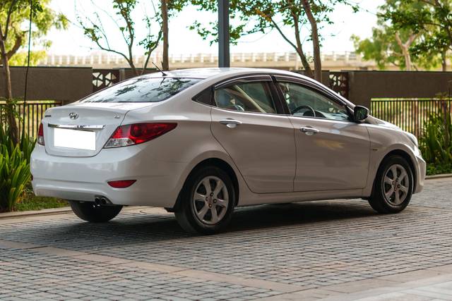 https://images10.gaadi.com/usedcar_image/4589332/original/processed_0a1662d4c72ea9e9b24f8cdda810bf52.jpg?imwidth=6402