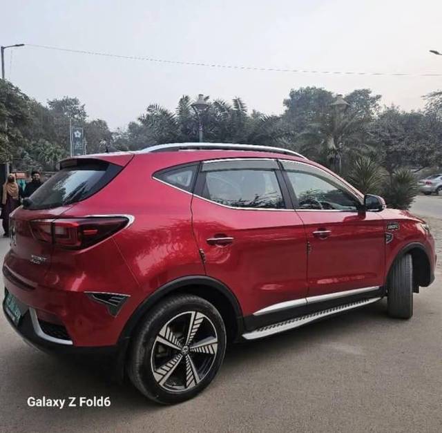 https://images10.gaadi.com/usedcar_image/4589333/original/processed_a62fc7198d43dfa7685026fe9139f4c8.jpg?imwidth=6401