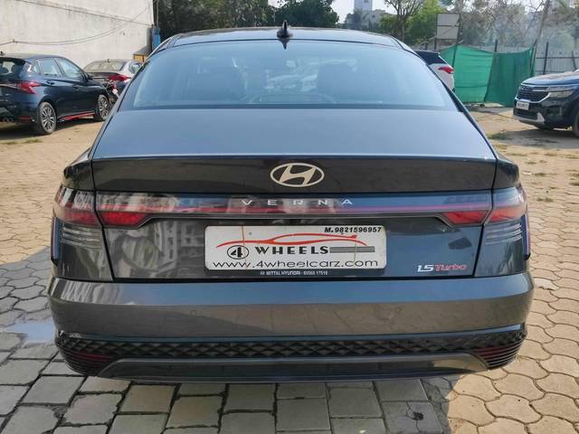 https://images10.gaadi.com/usedcar_image/4589354/original/processed_d6672cb80bd0732158ec16320df3593b.jpeg?imwidth=6402