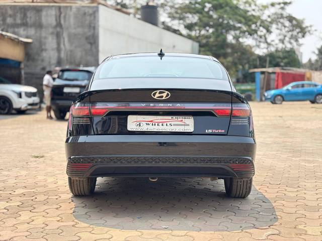 https://images10.gaadi.com/usedcar_image/4589365/original/processed_4fd1f3a29ac2d91d65a056b886a00005.jpeg?imwidth=6402