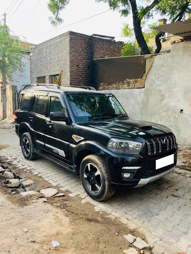 https://images10.gaadi.com/usedcar_image/4589430/original/processed_13423b3c78031b66e96de42db448e5ab.jpg?imwidth=6400