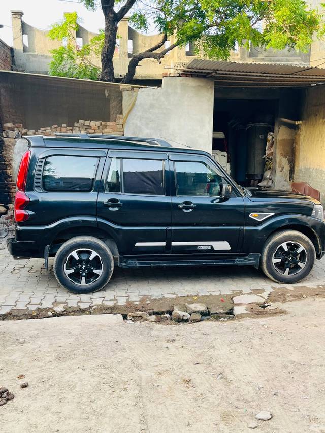 https://images10.gaadi.com/usedcar_image/4589430/original/processed_aa76e27c3c0bf7e2ba5376cf0bb0c607.jpg?imwidth=6401