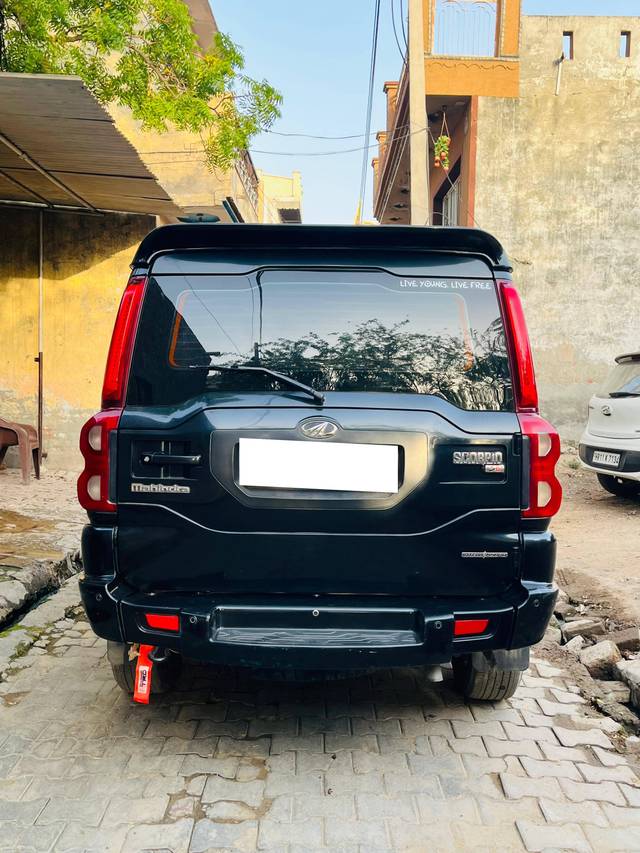 https://images10.gaadi.com/usedcar_image/4589430/original/processed_e875a1f1818b8069cca95ab20064eade.jpg?imwidth=6402