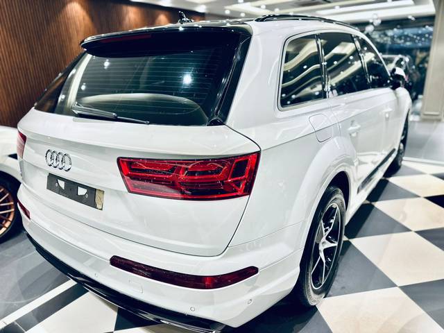 https://images10.gaadi.com/usedcar_image/4589450/original/b877209c4541aded0044cb3188cca919.jpg?imwidth=6401