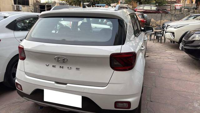 https://images10.gaadi.com/usedcar_image/4589459/original/processed_19f340b178194af1fc9284a25cabdba0.jpg?imwidth=6401