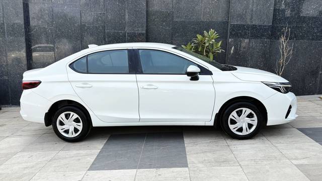https://images10.gaadi.com/usedcar_image/4589471/original/8cd8b43a1ce2121e1cf0cd74dd354838.jpg?imwidth=6401