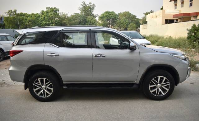 https://images10.gaadi.com/usedcar_image/4589527/original/58e37867192cb675b32f543e2b98ea01.jpg?imwidth=6401