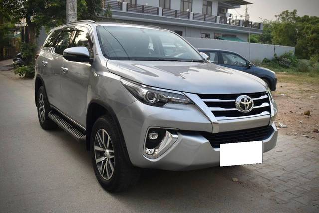 https://images10.gaadi.com/usedcar_image/4589527/original/processed_9973059c62fcdb9829bb3e7ef920b44a.jpg?imwidth=6400