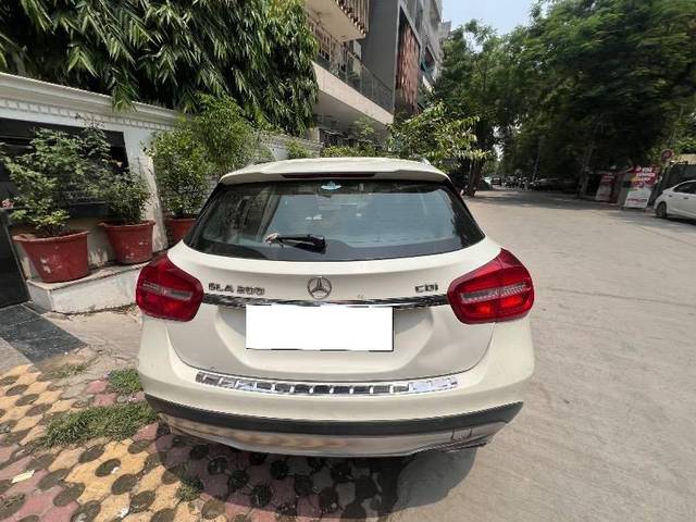 https://images10.gaadi.com/usedcar_image/4589582/original/processed_1b116cea-7d3b-46a8-957f-693bf511a6ef.jpeg?imwidth=6402