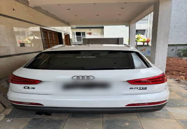 https://images10.gaadi.com/usedcar_image/4589633/original/d5b7fe70-62f3-4d27-a40d-f0f29f657617.?imwidth=6401