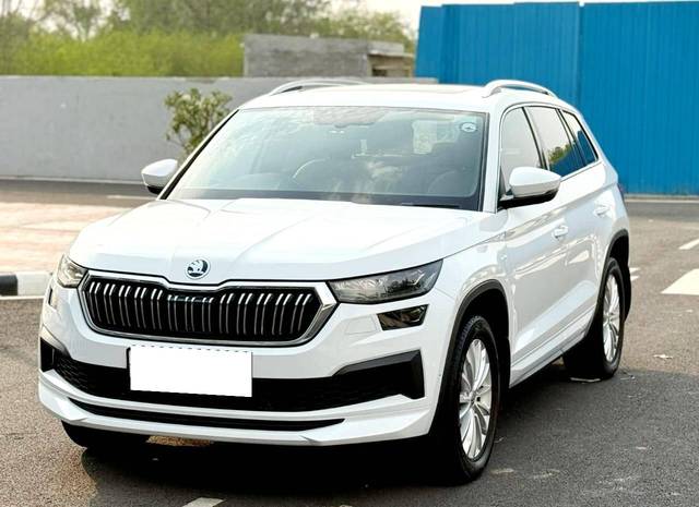 https://images10.gaadi.com/usedcar_image/4589635/original/processed_b46780e2e406f3122da348fcad3570ae.jpg?imwidth=6402