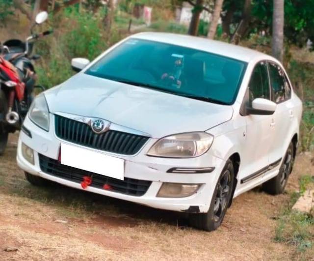 https://images10.gaadi.com/usedcar_image/4589648/original/processed_adb441f6-83bc-434c-aaeb-921041a7e194.jpg?imwidth=6400