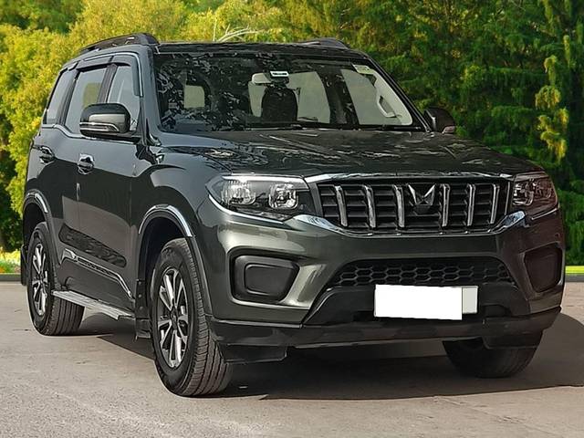 https://images10.gaadi.com/usedcar_image/4589738/original/processed_9e327250-8f74-4d09-87c4-c2750b2a3ec9.jpg?imwidth=6400