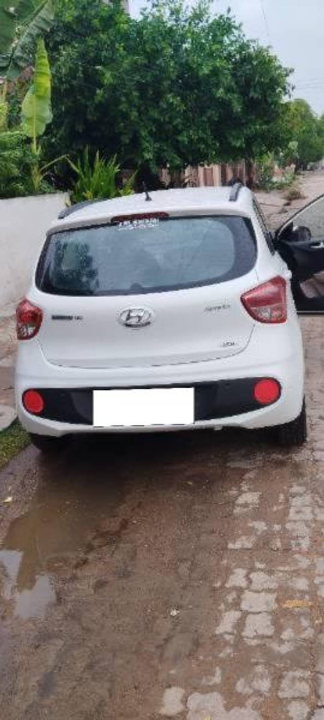 https://images10.gaadi.com/usedcar_image/4589804/original/processed_4bb3aaa4-e684-4591-8898-64f321af8c35.jpg?imwidth=6402