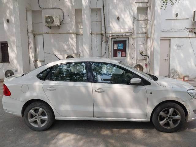 https://images10.gaadi.com/usedcar_image/4589871/original/processed_a3ba4e81-06d1-4212-a3e9-aea0d13c26d4.jpg?imwidth=6401