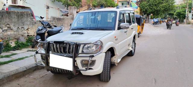 https://images10.gaadi.com/usedcar_image/4589933/original/processed_650fb07e8c34cddeef906e20a3bbc63b.jpg?imwidth=6400