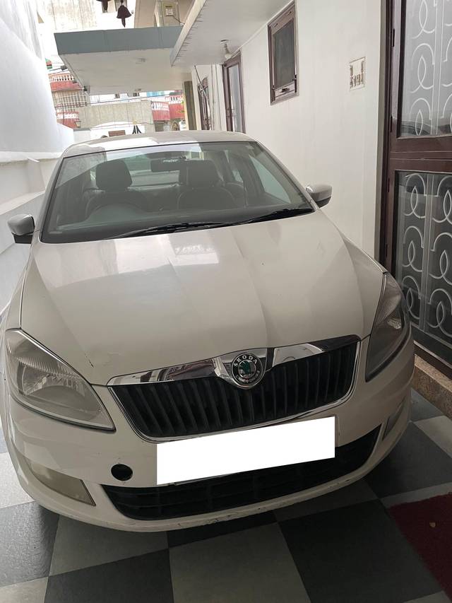 https://images10.gaadi.com/usedcar_image/4590021/original/processed_1bb97dc6-d00e-4da0-b421-4ebffbe3a616.jpeg?imwidth=6400