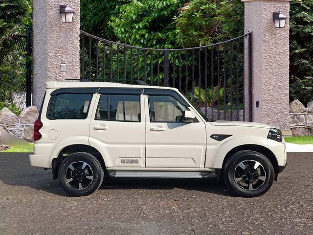 https://images10.gaadi.com/usedcar_image/4590292/original/processed_bdca046cebe051de9809c3821417b7db.jpg?imwidth=6401