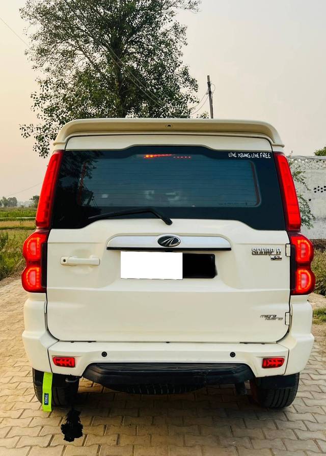 https://images10.gaadi.com/usedcar_image/4590349/original/processed_387600c8838cca400d97f2021ad7d288.jpg?imwidth=6401
