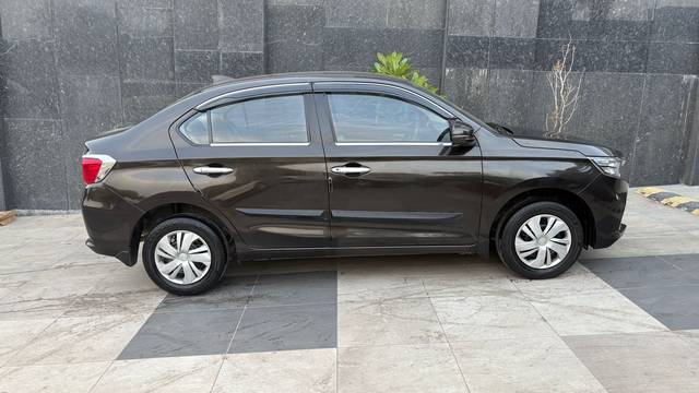 https://images10.gaadi.com/usedcar_image/4590356/original/282054d7574279efe3a7829eb4acfeac.jpg?imwidth=6401
