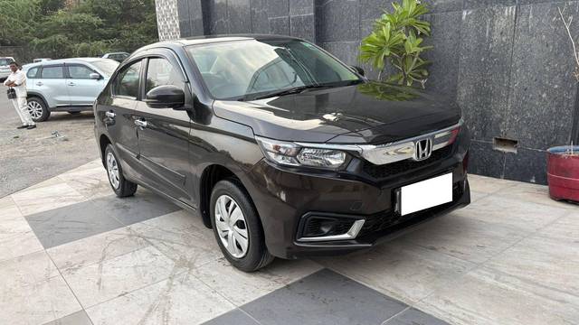 https://images10.gaadi.com/usedcar_image/4590356/original/processed_06cf6372ba2081d2f7e6cace306aacce.jpg?imwidth=6400