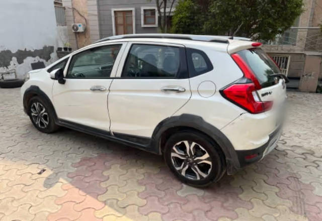 https://images10.gaadi.com/usedcar_image/4590359/original/024423cf-2582-472a-90da-e37b54cd5f71.?imwidth=6402