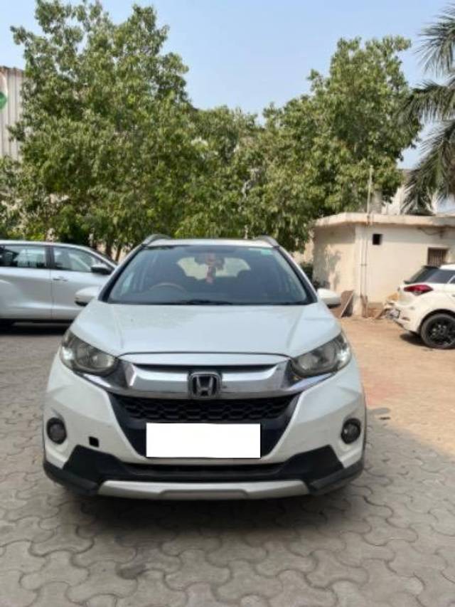 https://images10.gaadi.com/usedcar_image/4590359/original/processed_9fc0cd2d-97c5-4c6b-9554-d39cce0982b7.jpeg?imwidth=6401