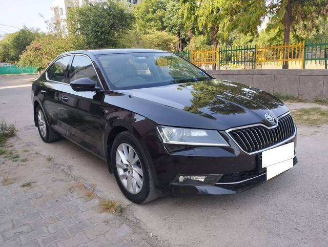 https://images10.gaadi.com/usedcar_image/4590455/original/processed_1446e24fd37f383215af0d843e03ae85.jpg?imwidth=6400