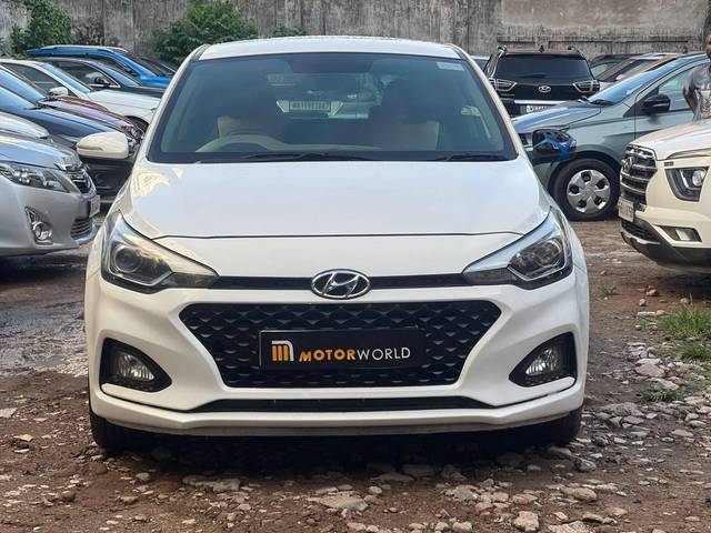 https://images10.gaadi.com/usedcar_image/4590512/original/processed_ff7f2fababcd21b159c4ea72989a006c.jpg?imwidth=6402