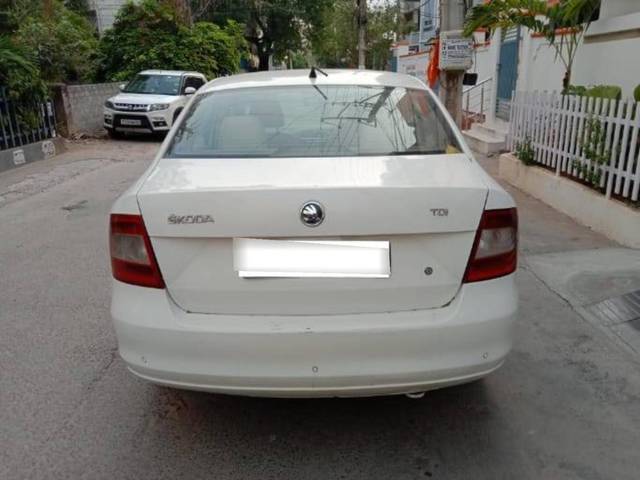 https://images10.gaadi.com/usedcar_image/4590515/original/processed_113b98266e5bb8ba9089b1baa749b609.jpg?imwidth=6402