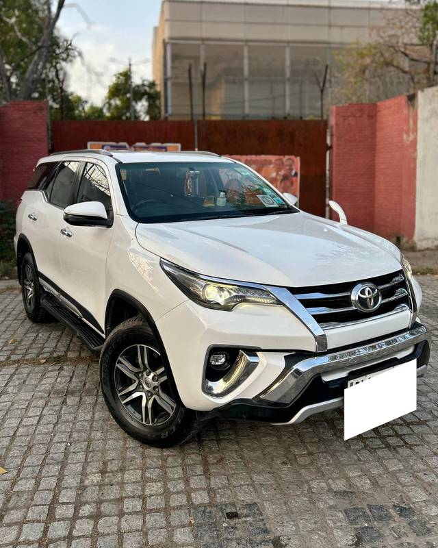 https://images10.gaadi.com/usedcar_image/4590564/original/processed_d586f5a5f32f23707b88bf35b84a5534.jpg?imwidth=6400