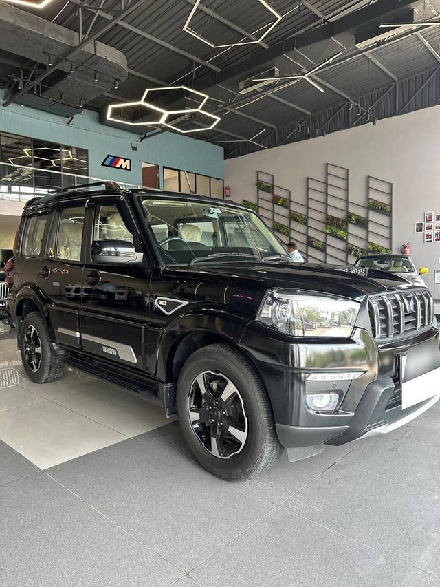 https://images10.gaadi.com/usedcar_image/4590619/original/processed_ccc8dad103d872024fbe280539e7fd77.jpg?imwidth=6400