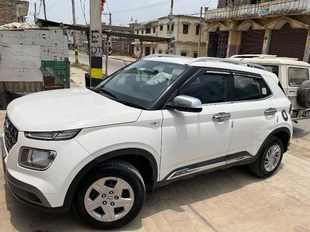 https://images10.gaadi.com/usedcar_image/4590672/original/processed_135f0af7-30e5-4f69-b145-c7528e980dbd.jpeg?imwidth=6400