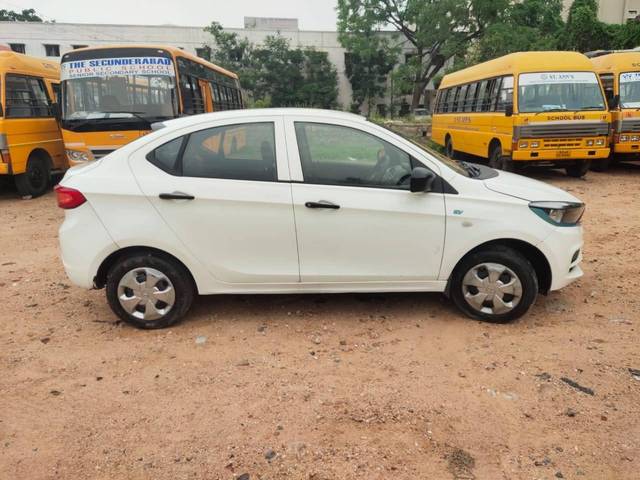 https://images10.gaadi.com/usedcar_image/4590696/original/processed_294282df2d18c07a3662e14a71576988.jpg?imwidth=6401